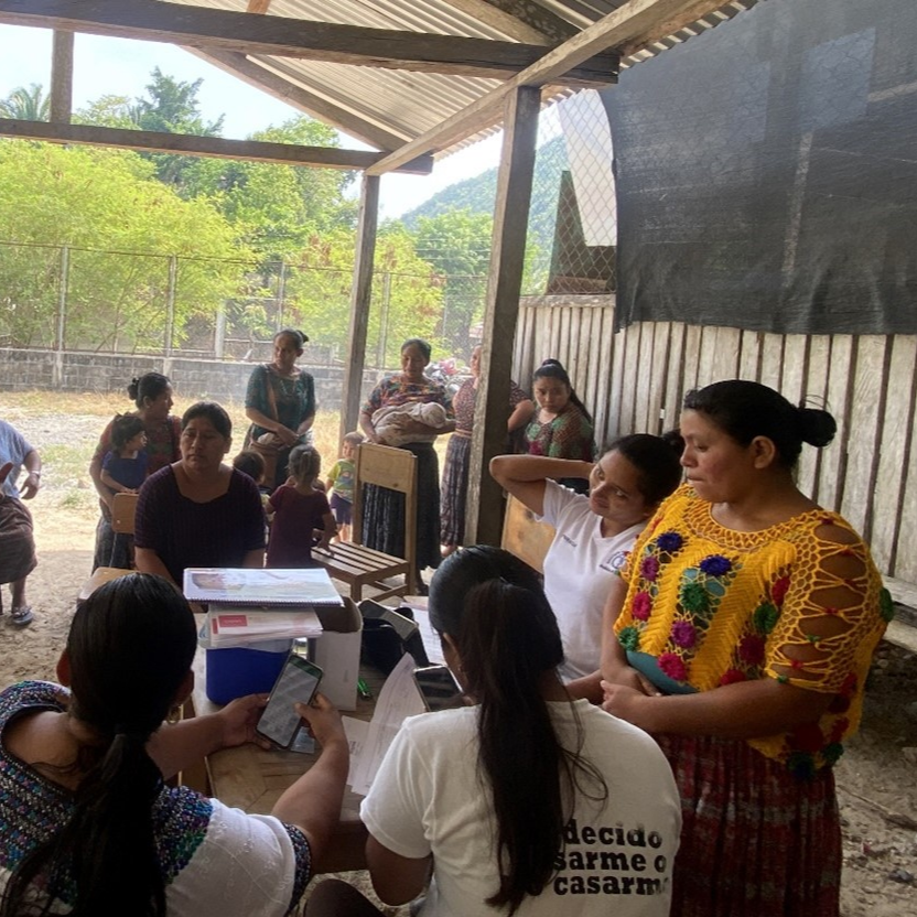 Jornada de sensibilización acerca de cáncer cervicouterino en una comunidad rural en Guatemala. Foto Fundación EHAS