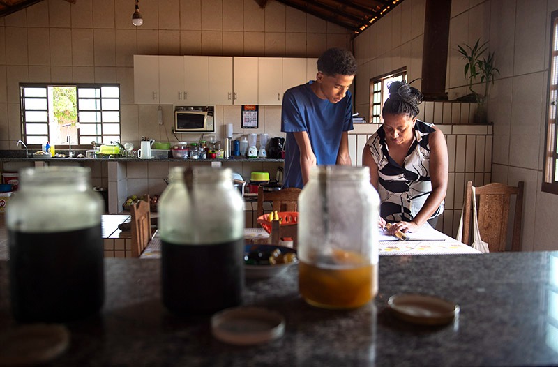 Voces que cuidan: mujeres quilombolas, líderes indígenas y niñez migrante en los programas indígena y afrodescendientes de la AECID