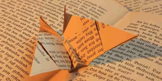 Avión de papel hecho con una hoja de un libro