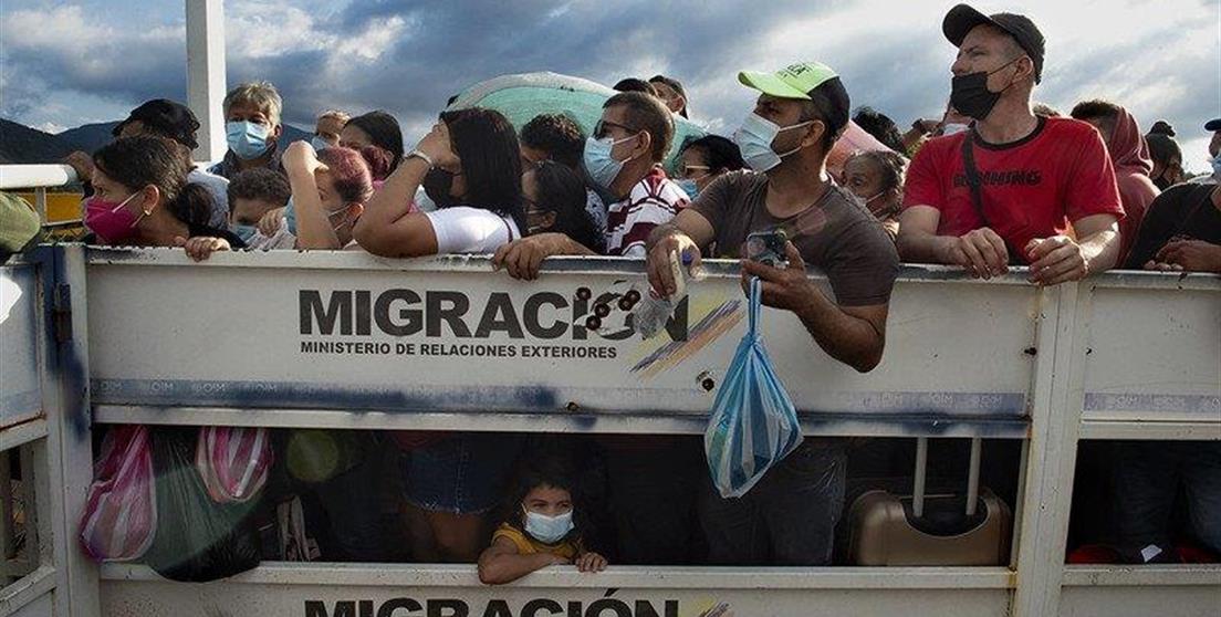 Migrantes venezolanos en el Puente Simón Bolivar. Cúcuta. Colombia. Foto AECID/Miguel Lizana