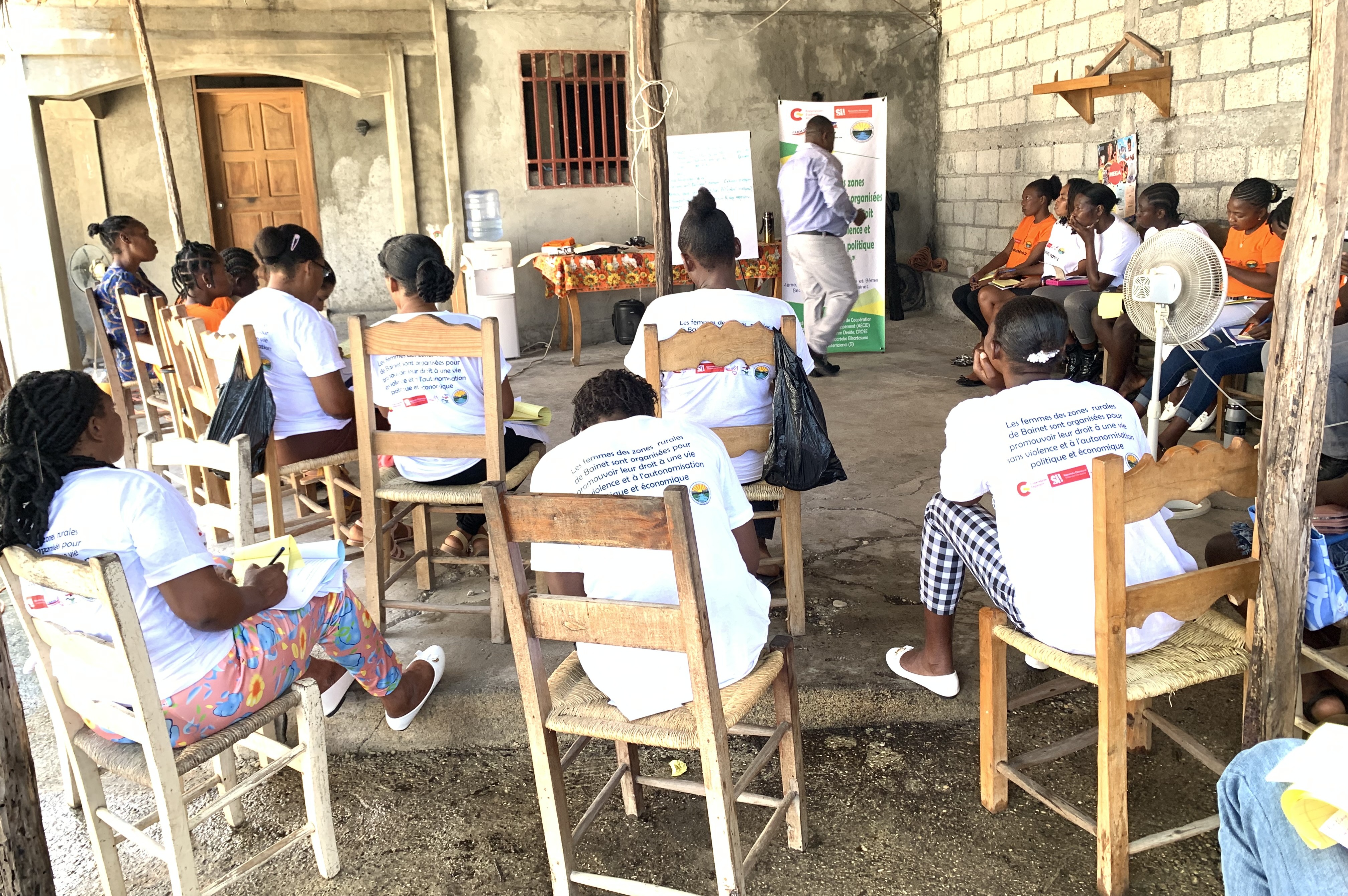 Activité d'alphabétisation dans la langue maternelle pour les femmes rurales à Bainet
